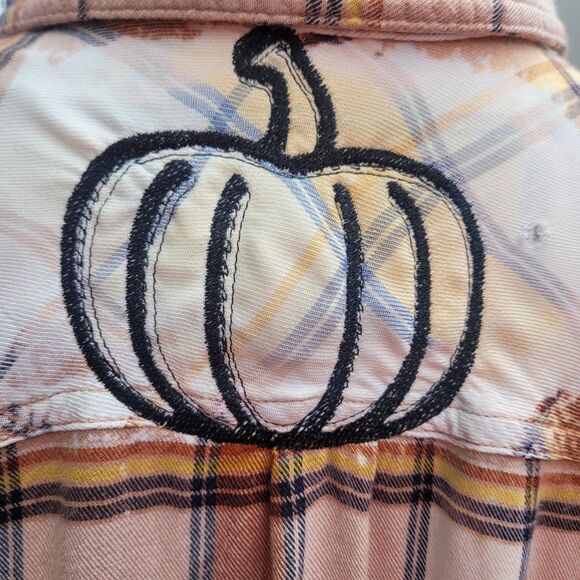 UPCYCLED Flannel with "Pumpkin" Embroidered Patch | XL - Picture 5 of 6